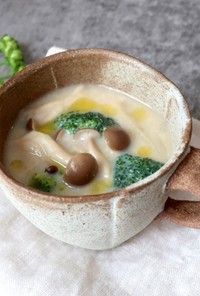 ブロッコリーとしめじの豆乳味噌スープ