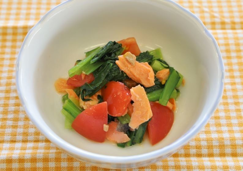 小松菜と塩鮭とトマトのレモン和えの画像
