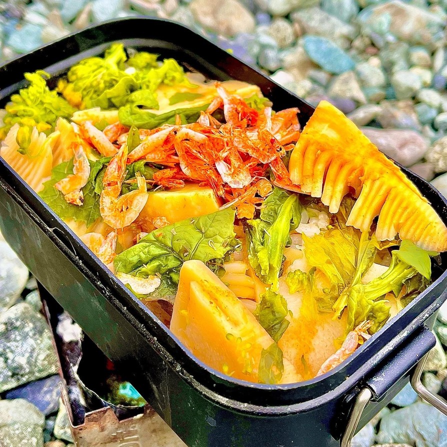 お外で♡筍と菜花と桜海老の炊き込みご飯の画像