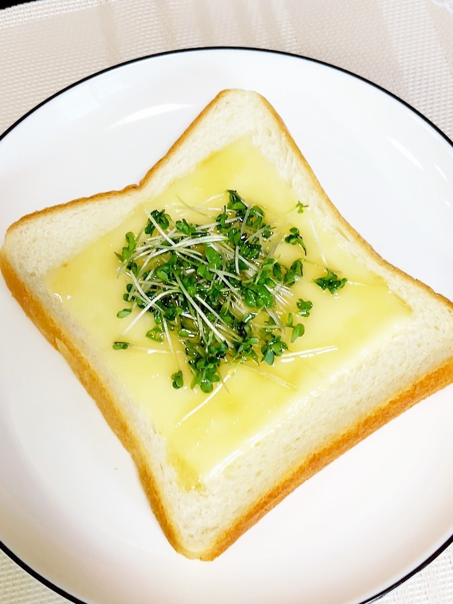 ブロッコリースプラウトチーズ蜂蜜トーストの画像