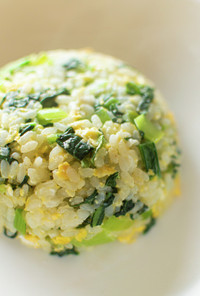 シンプルがおいしい！小松菜と卵の簡単炒飯