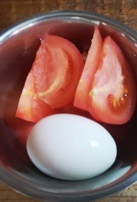 朝ご飯にトマトと卵と？