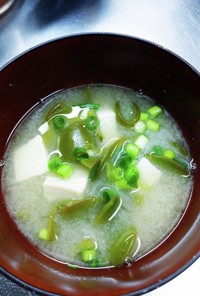 生めかぶと豆腐の味噌汁