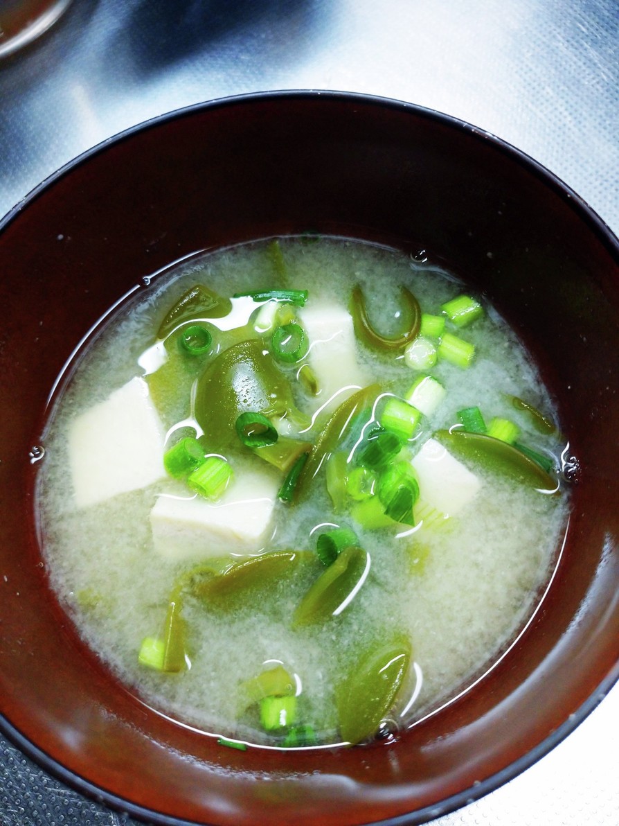 生めかぶと豆腐の味噌汁の画像