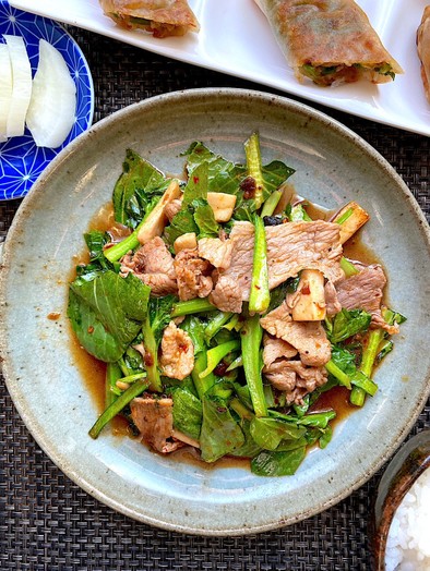 小松菜と豚肉のピリ辛ニンニク醤油の写真