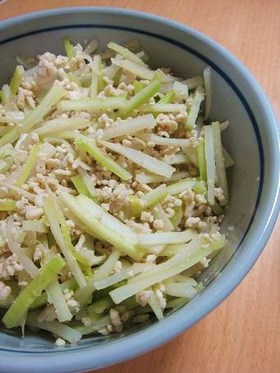 大根の皮と鶏ひき肉のにんにく塩炒め