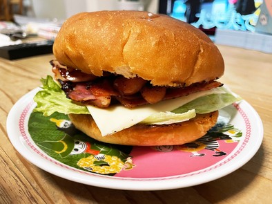 給食のパンで本格BBQソースハンバーガーの写真
