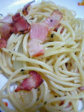 ベーコンとバジルのパスタ