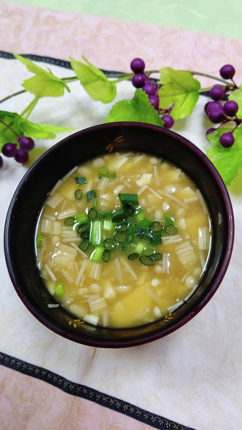 納豆・えのき・豆腐味噌汁栄養満点の画像