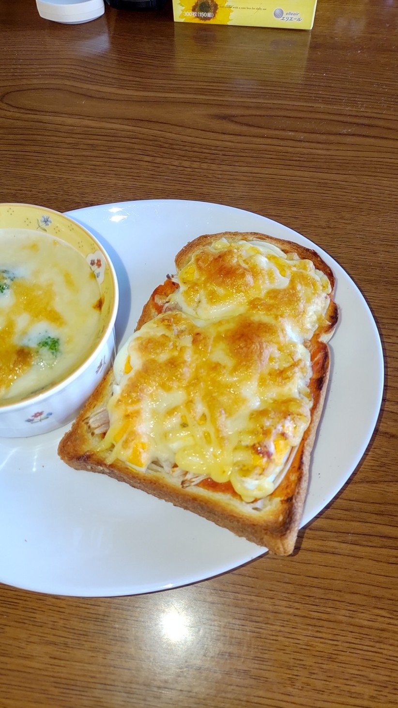 ゆで卵とマヨネーズのトーストの画像