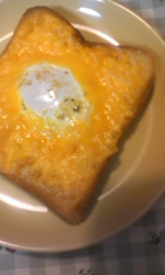 巣ごもり卵のチーズトースト♪の画像
