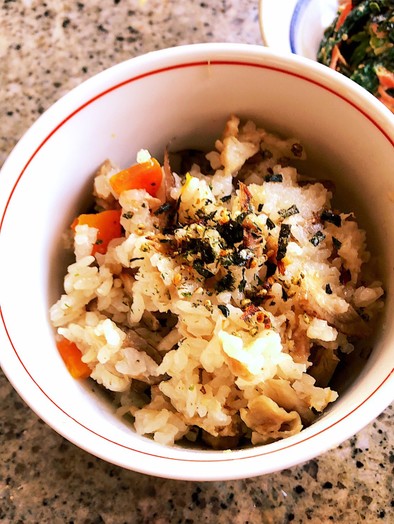 麺つゆで簡単炊き込みご飯の写真