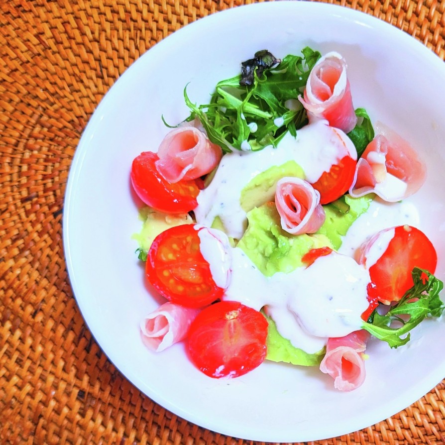 生ハムとアボカド・トマトのサラダの画像