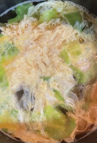 オニオンスープの素で⭐︎レタスと卵スープ