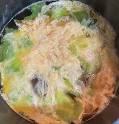 オニオンスープの素で⭐︎レタスと卵スープの写真