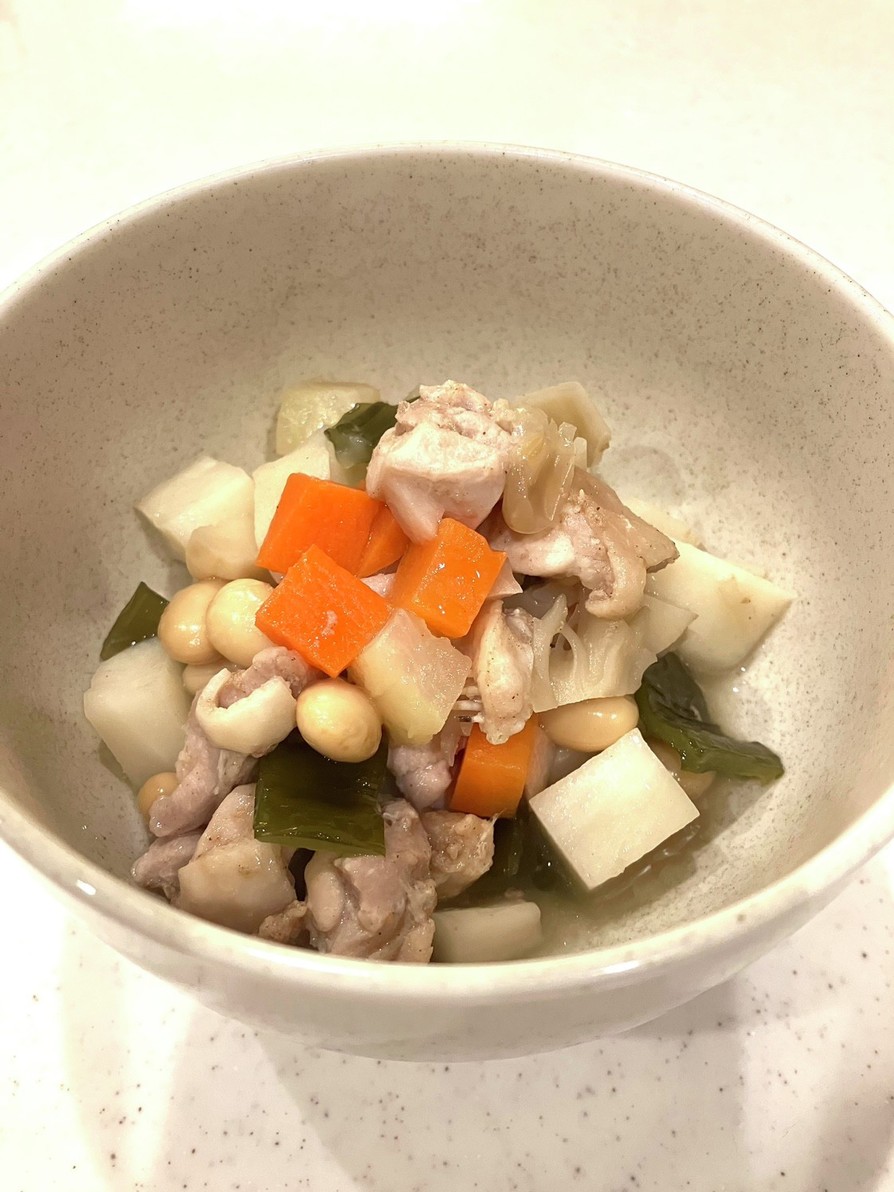 大豆、根菜、鶏モモの出汁煮の画像