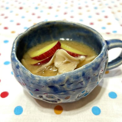 さつま芋と舞茸のお味噌汁の写真
