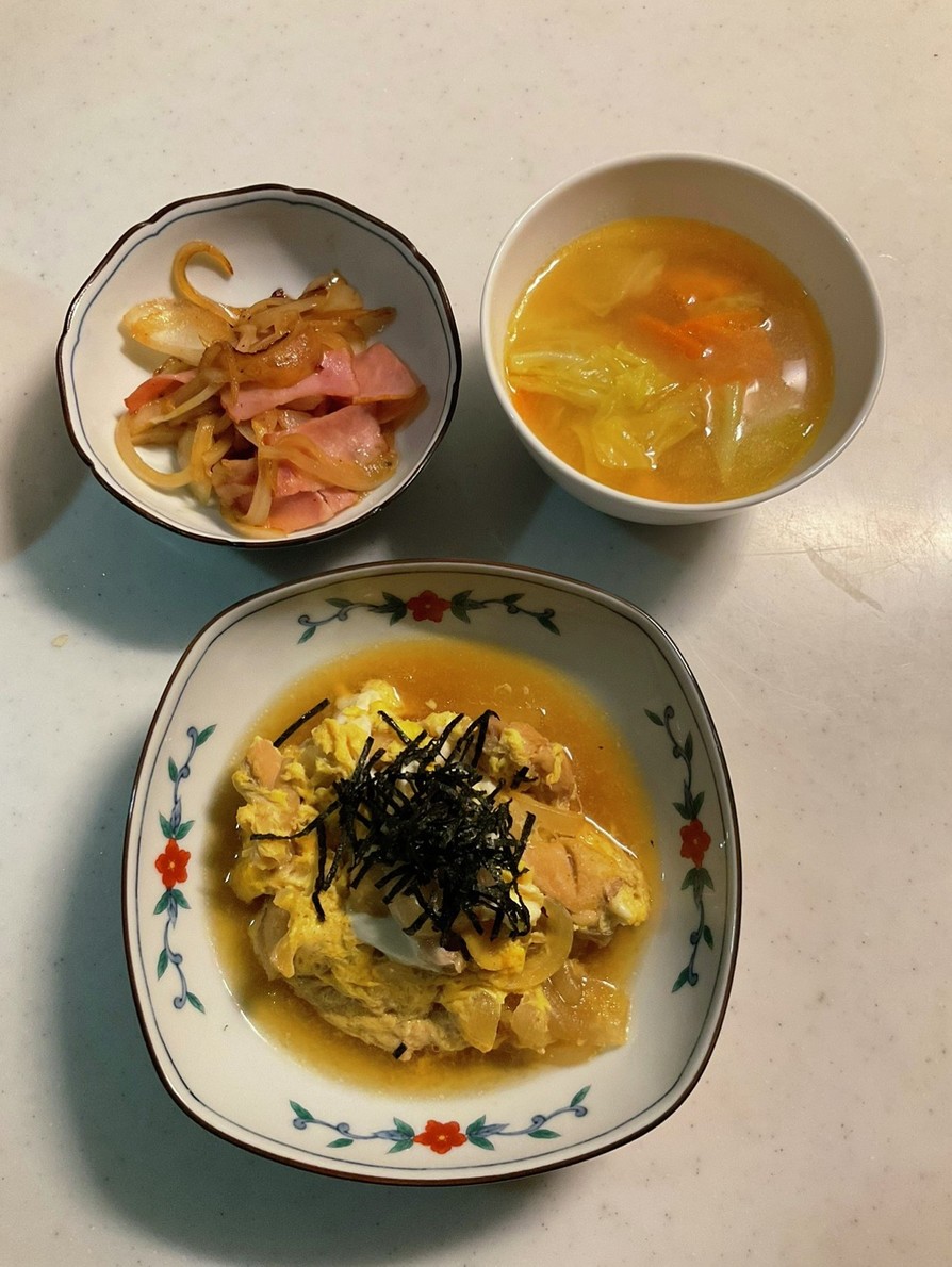 親子煮味噌汁玉葱とベーコンのコンソメ炒めの画像
