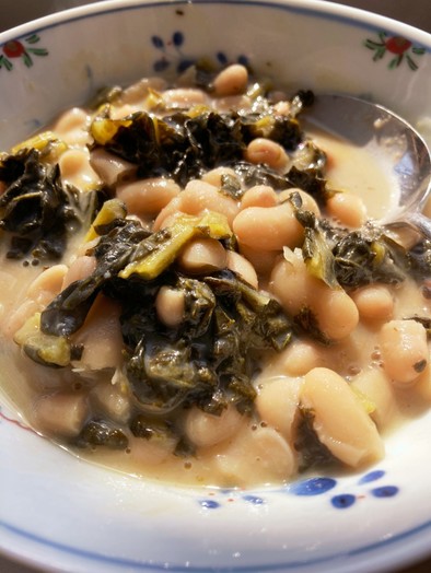カーボロネロと白いんけん豆の食べるスープの写真