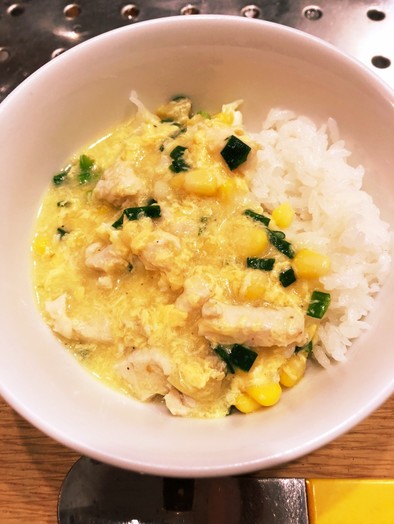 鶏肉とコーンの餡かけご飯(粟米鷄粒飯）の写真