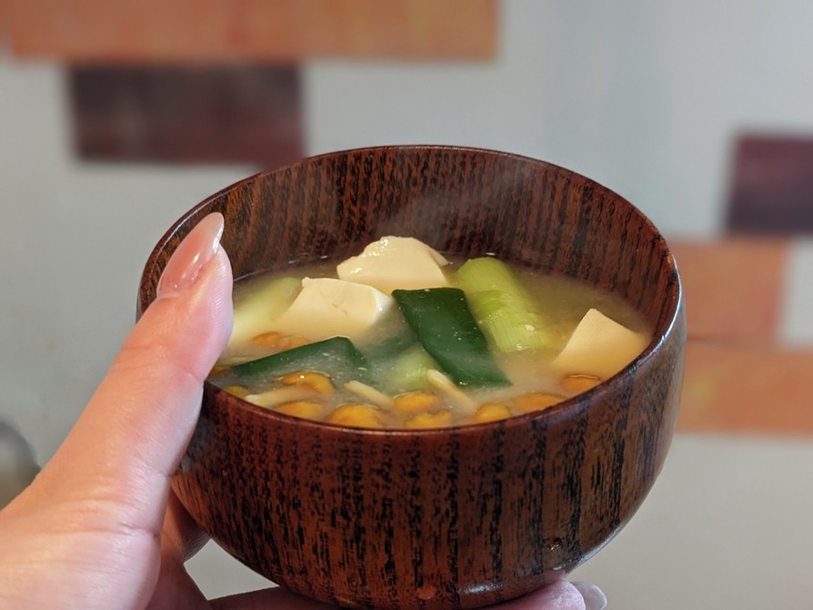 九条ねぎとなめこと豆腐の味噌汁の画像