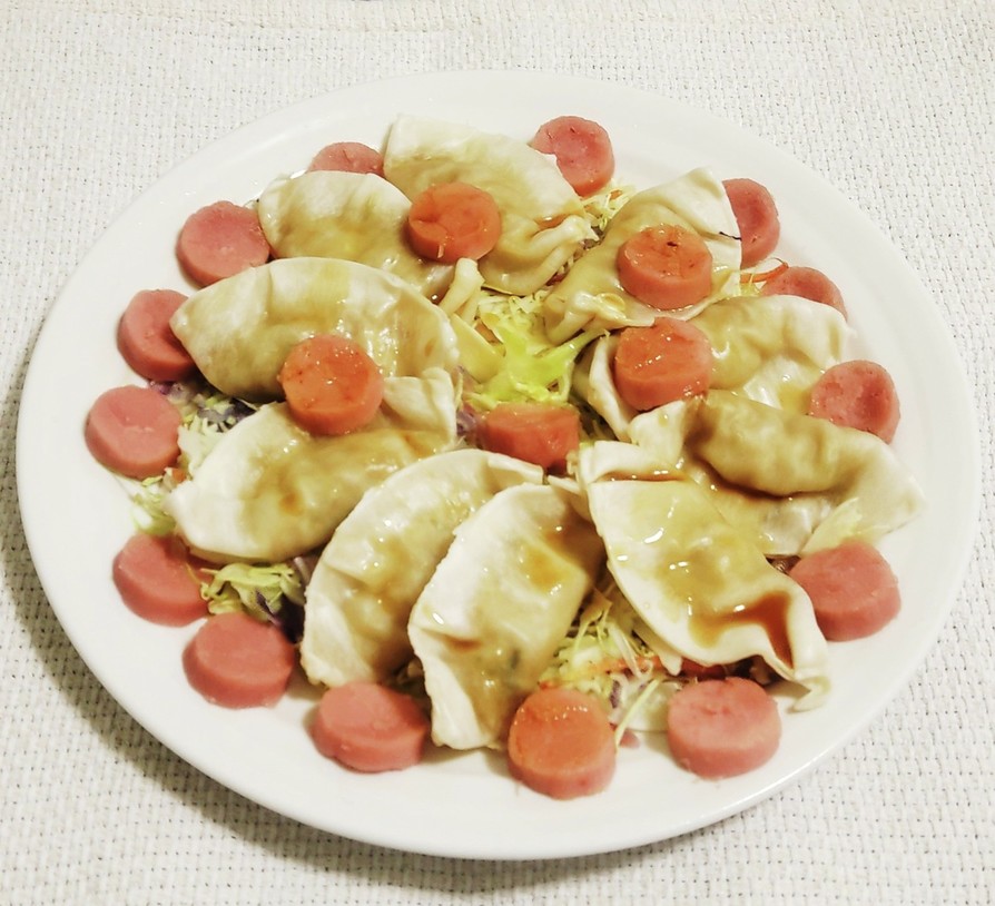 “餃子魚肉ソーセージキャベツバター蒸し”の画像