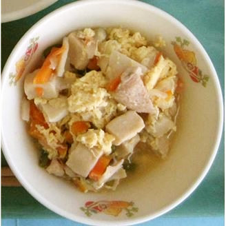 凍り豆腐の卵とじ煮（学校給食）の画像