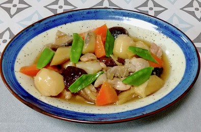 根菜ときのこと鶏肉の煮物の写真