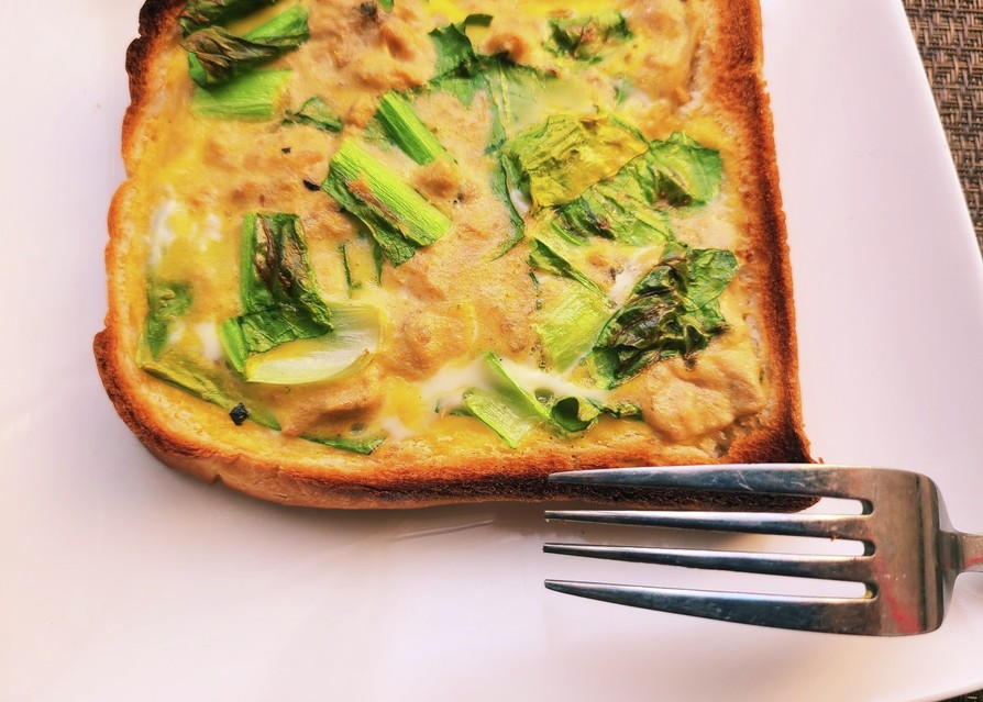 小松菜とマグロパテのキッシュ風トースト！の画像