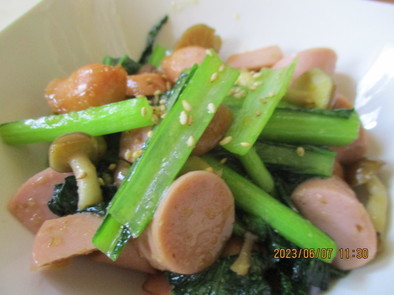 魚肉ソーセージと　小松菜のすりごま炒めの写真