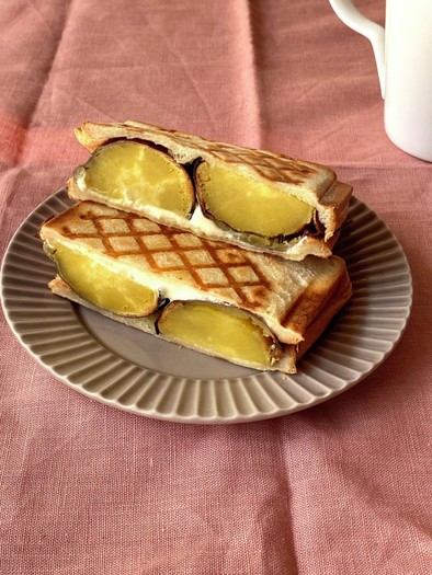 焼き芋クリームチーズホットサンドの写真