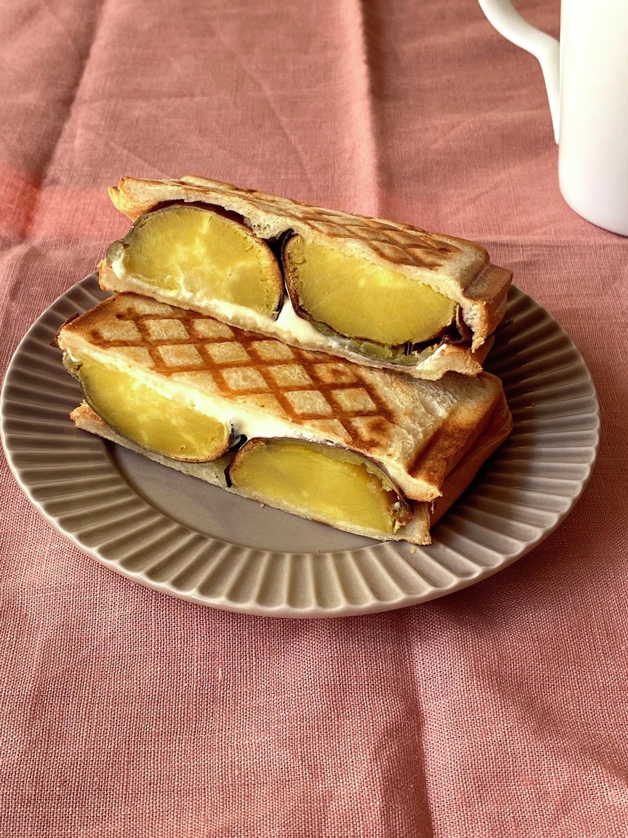 焼き芋クリームチーズホットサンドの画像