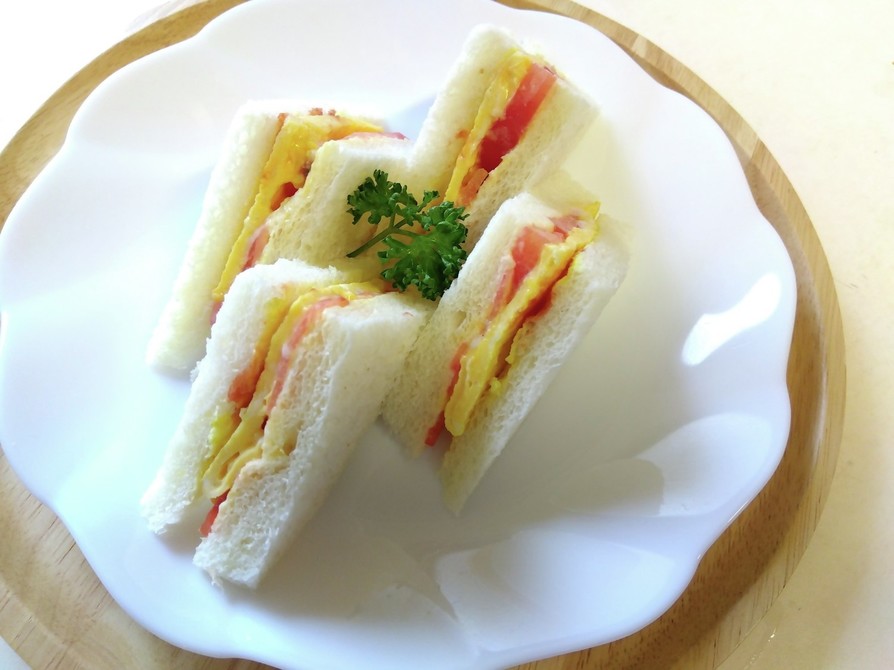 玉子とトマトのサンドイッチの画像