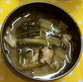 小松菜と椎茸のみそ汁の画像