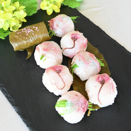 真鯛の桜締めの手まり寿司の画像