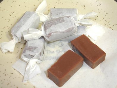 練乳使用の生キャラメル(チョコレート味）の写真