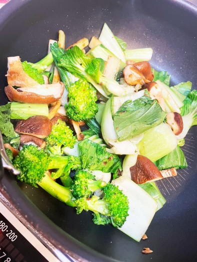 椎茸と青梗菜のガーリック塩胡椒炒めの写真