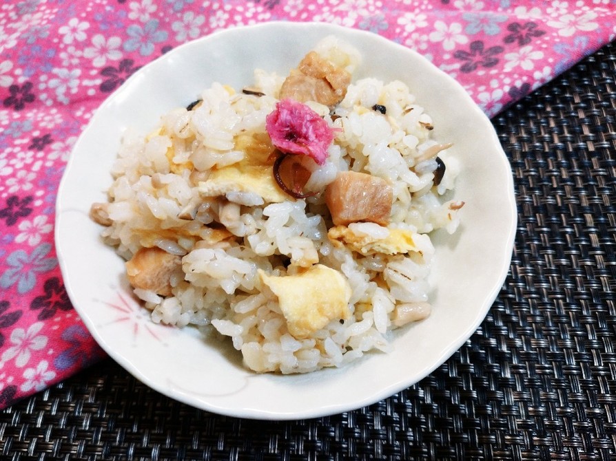 桜香る鶏肉と油揚げとしめじの炊き込みご飯の画像