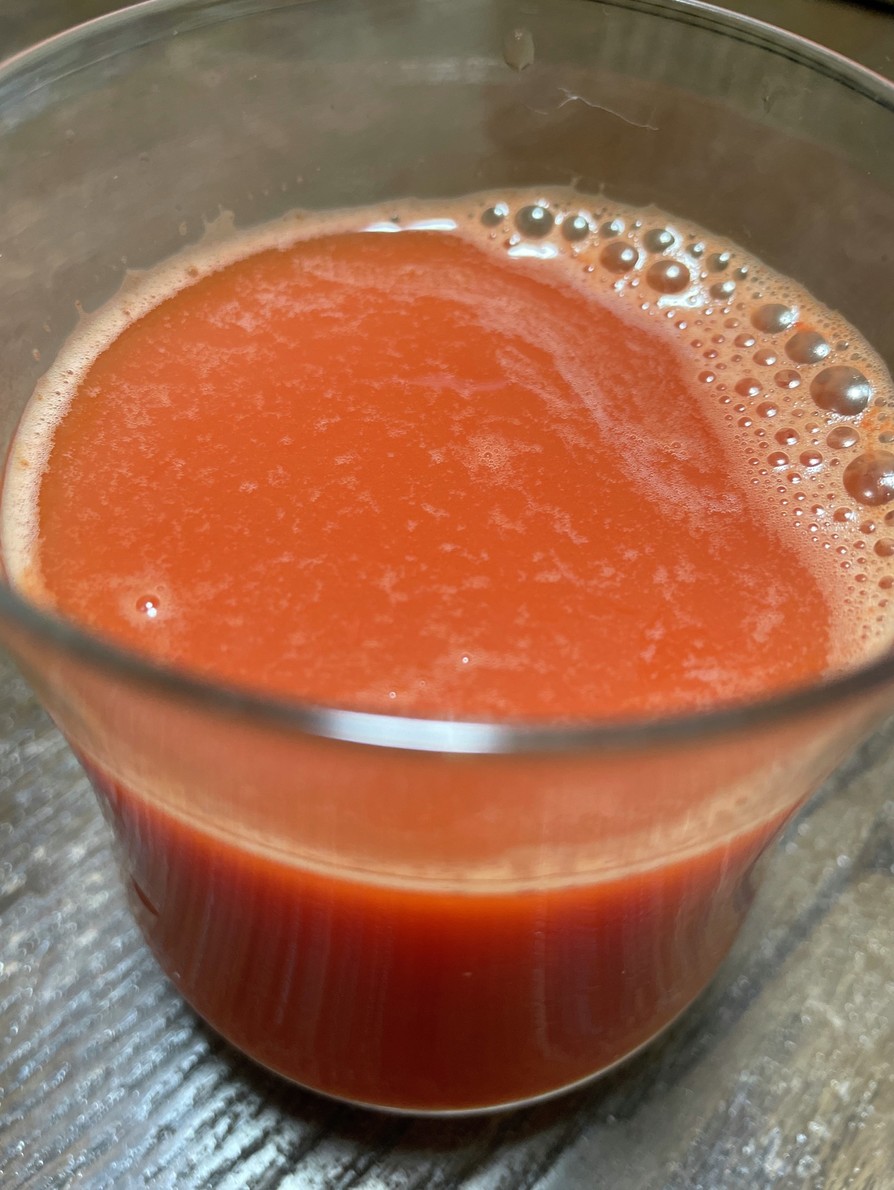 人参とトマトのジュースの画像