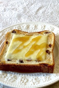 レーズンパンの粗塩と蜂蜜のチーズトースト