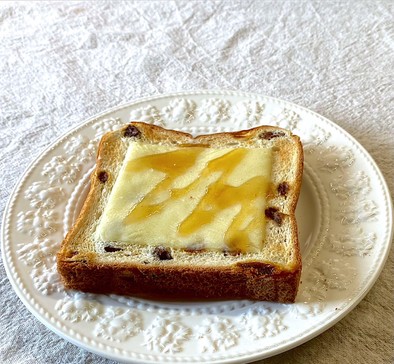 レーズンパンの粗塩と蜂蜜のチーズトーストの写真