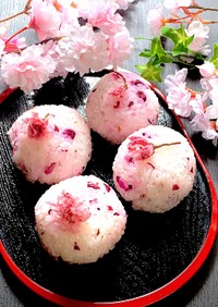 桜のおむすび　お花見弁当の一品に！！