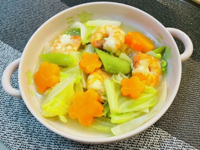 海老と春野菜の食べるスープの写真