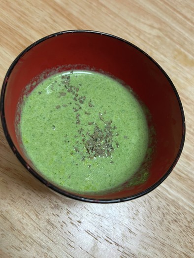 偏食児が食べる栄養野菜スープの写真