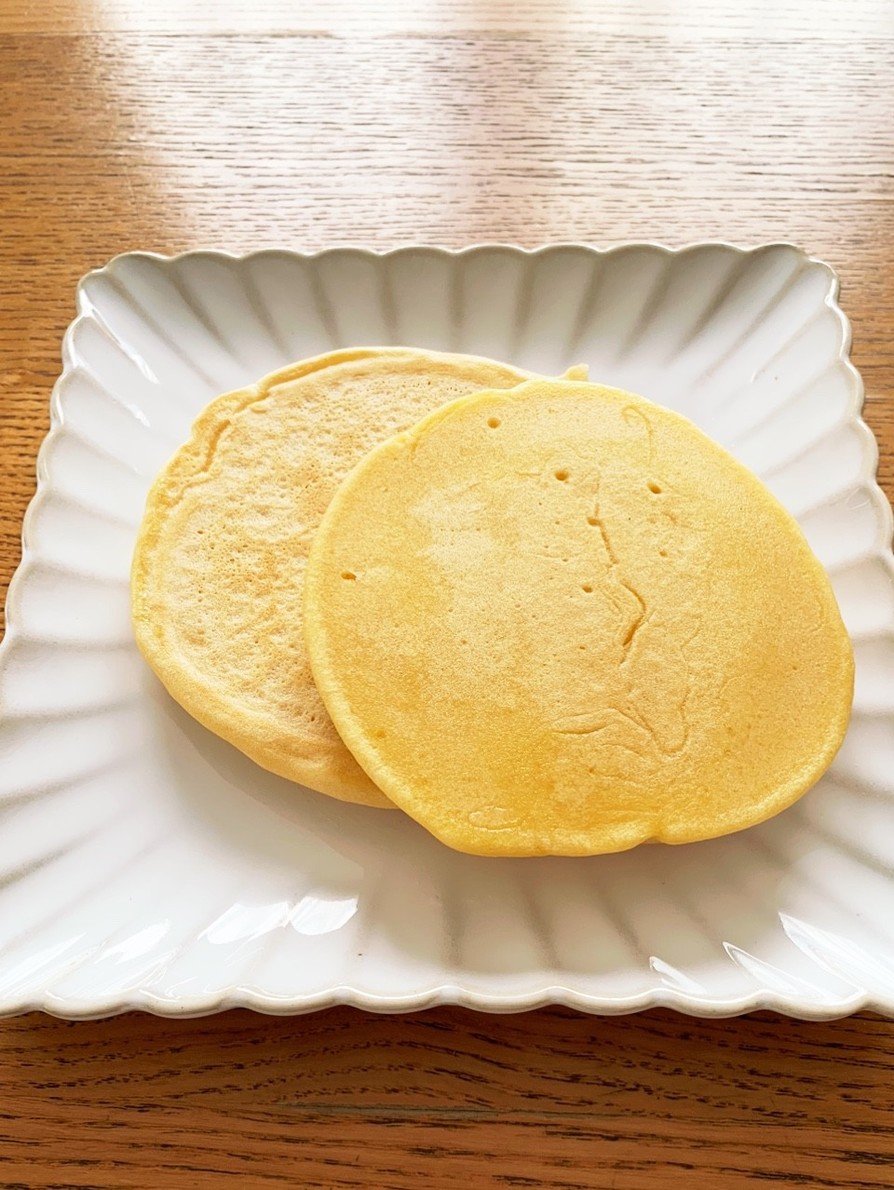 米粉と卵と砂糖のシンプルパンケーキの画像