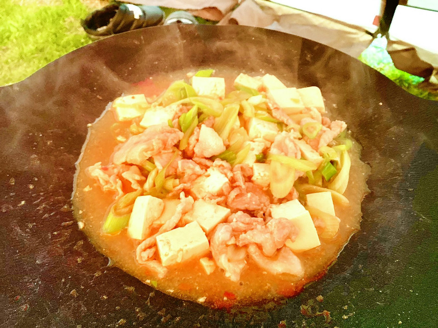 マルチグリドルで肉豆腐　キャンプ飯の画像