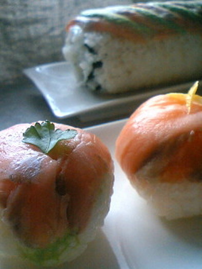 フルーツすし酢で、サーモンのてまり寿司。の写真