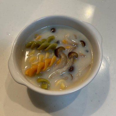 ブナシメジとフジッリの豆乳スープの写真
