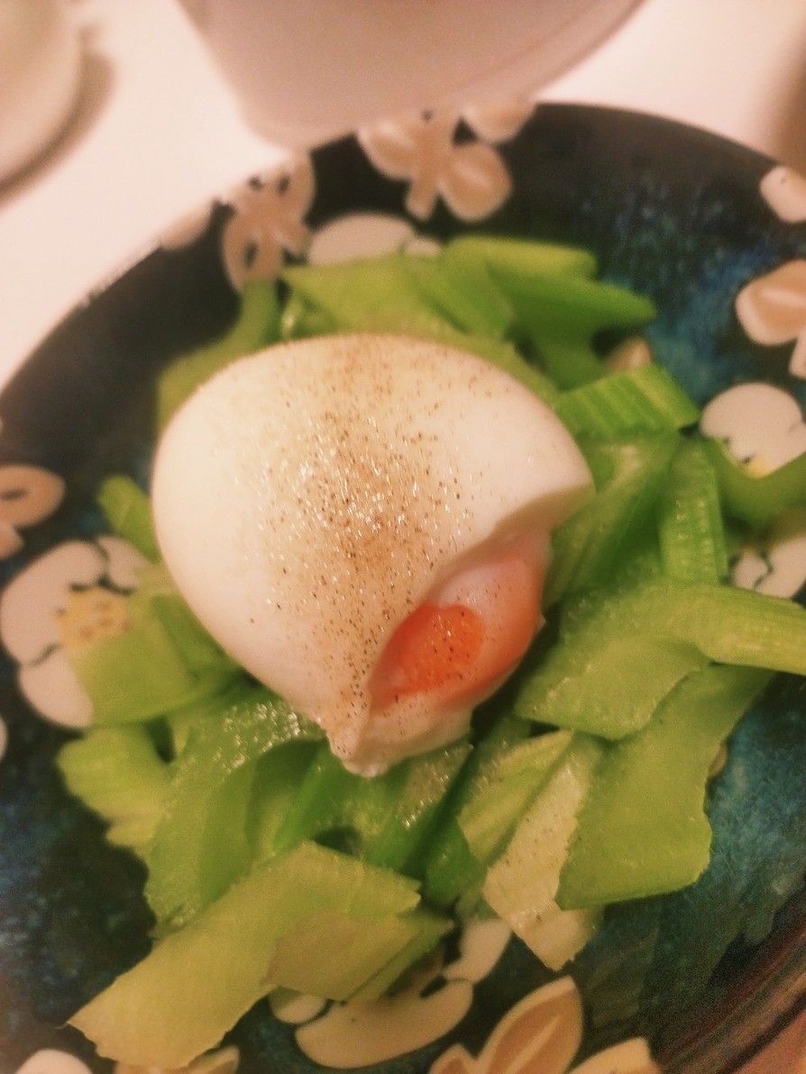 セロリ温玉サラダの画像