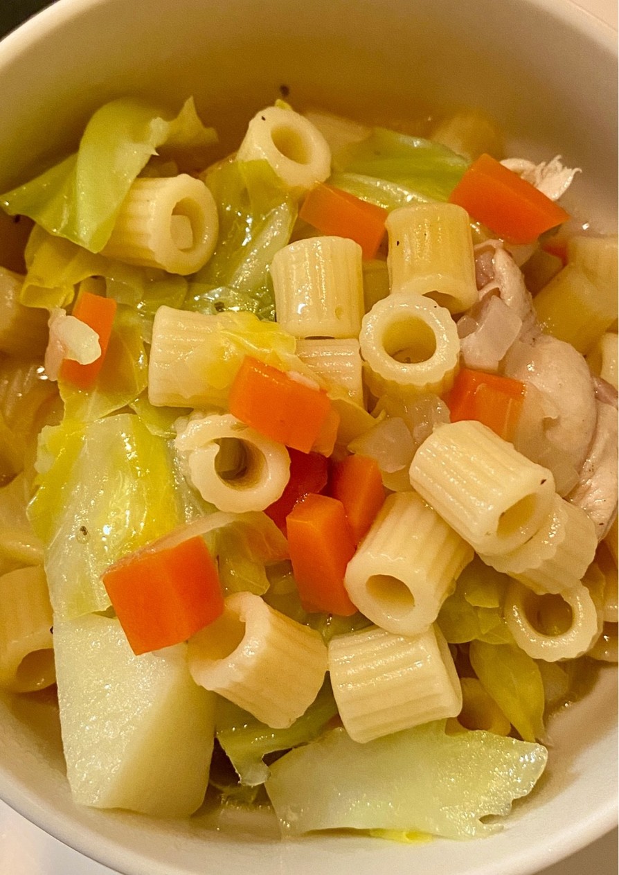 野菜と鶏肉の旨味たっぷりパスタスープの画像